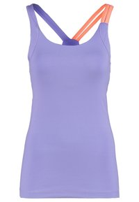 Débardeur violet avec bretelles croisées orange. Tissu lisse et léger avec une coupe ajustée. Encolure simple sans motifs visibles.