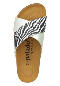 Witte en zwarte zebra-gestreepte slide sandaal met een textuurriem, een gevoerde zool en een bruine suede-achtige voetbed. Merklogo zichtbaar.