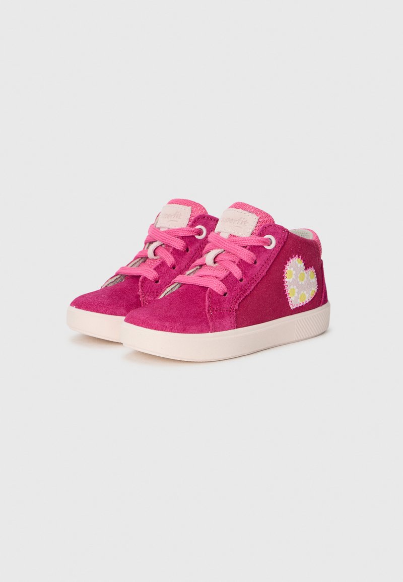 Rosa Wildleder High-Top Sneakers mit hellrosa Schnürsenkeln, die ein kreisförmiges weißes Blumenmuster und ein Herzdesign an der Seite aufweisen. Gummisohle.