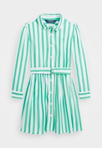 Sukienka w zielono-białe paski z kołnierzykiem, długimi rękawami, zapięciem na guziki z przodu oraz talią z marszczeniem i okrągłą metalową klamrą.