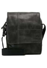 Borsa a tracolla nera in pelle con chiusura a pattina, tracolla regolabile e tasca frontale. Presenta cuciture in contrasto e un dettaglio con il logo.