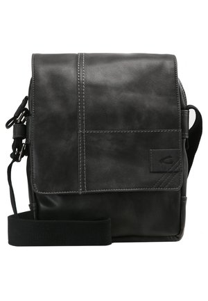 Zwarte leren schoudertas met klep sluiting, verstelbare schouderband en voorvak. Kenmerkt zich door contrasterende stiksels en een logo-detail.