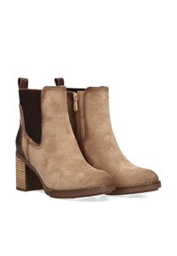 Botas de tobillo de ante en color marrón con un acabado texturizado, que cuentan con una cremallera lateral y paneles elásticos, además de un tacón cuadrado apilado.