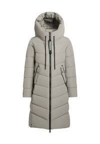 Abrigo acolchado de color gris claro con un cuello alto, cierre de cremallera en la parte delantera y dos bolsillos laterales. Patrón acolchado notable y capucha ajustable con cordones.