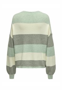Pull léger en tricot avec des rayures horizontales en vert menthe, blanc et gris. Épaules tombantes et poignets côtelés. Texture douce.