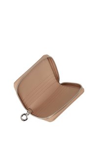Portafogli in pelle nuda con effetto texture, dotato di zip argentata, con scomparti per carte e un interno aperto per un accesso facile. Design compatto e minimalista.