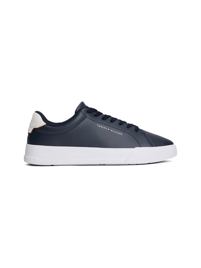 Tenis masculinos azul-marinho feitos de couro liso, com sola de borracha branca, ponta arredondada e uma marcação discreta na lateral e na parte de trás.