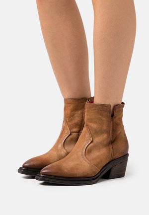 ISTINT - Cowboy/biker ankle boot - calvados/fuchs
