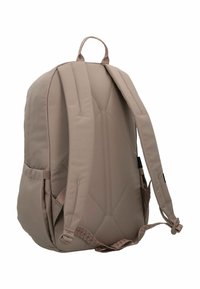 Mochila de tela beige con correas de hombro ajustables y acolchadas, un asa superior y dos bolsillos laterales. Presenta una textura acolchada con forma de rombos en la parte posterior.