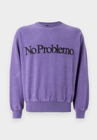 Lilla sweatshirt med rund hals, ribbede manchetter og kant, med "No Problemo" broderet i sort over forsiden. Blød tekstur.