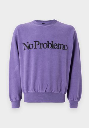 Lilla sweatshirt med rund hals, ribbede manchetter og kant, med "No Problemo" broderet i sort over forsiden. Blød tekstur.