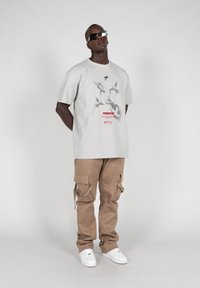 MJ Gonzales FREEDOM - T-shirts print - lightasphalt