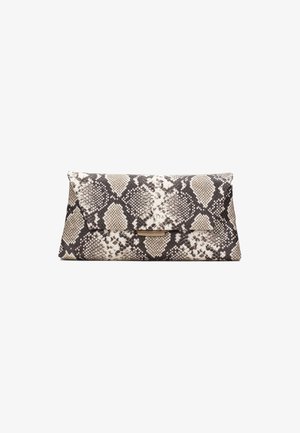 Bolso de mano con patrón de python en beige y negro, que cuenta con una textura suave, cierre de solapa y detalles de hardware metálico.