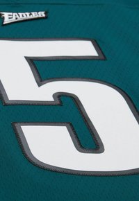 Grünes Sporttrikot mit der weißen Nummer 5, die von schwarzen Nähten umrandet ist, und einem teilweisen „Eagles“-Logo über der Nummer.