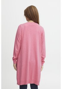 Lange mouw cardigan in lichtroze breiwerk, met een ontspannen pasvorm, ronde halslijn en geribbelde manchetten. De zoom valt net boven de knieën.
