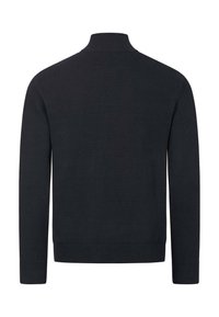 Schwarzer, langärmeliger Strickpullover mit geripptem Kragen, Bündchen und Taillenbund, von hinten gezeigt.