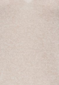 Texture de tissu tricoté beige avec de petites boucles uniformes créant un motif de surface doux et homogène.