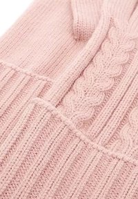 Tessuto a maglia rosa chiaro con motivi a coste e trecce. Texture morbida con un aspetto accogliente, ideale per calore e comfort.