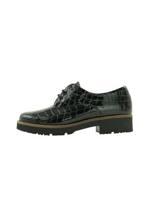 Zapato oxford de charol negro con textura de cocodrilo, punta redondeada, cierre con cordones y suela de goma gruesa para mayor agarre.