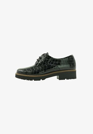 Zapato oxford de charol negro con textura de cocodrilo, punta redondeada, cierre con cordones y suela de goma gruesa para mayor agarre.