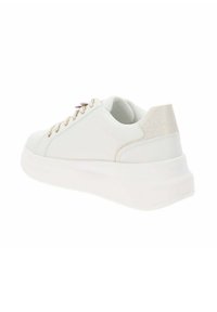 Zapatilla blanca con un superior sintético suave, parte frontal con cordones y un acento texturizado en color beige en el talón. Suela blanca gruesa para mayor altura.