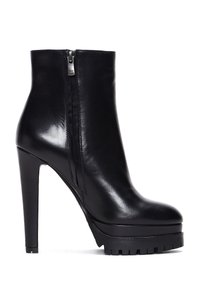 Zwarte leren enkelboot met een hoge stilettohak, zijrits, ronde neus en een chunky platformzool met gegroefde details.