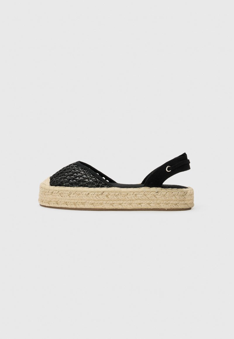 Sandalo espadrille intrecciato nero con suola in juta, punta arrotondata e design con cinturino posteriore. Presenta una parte superiore testurizzata e minimi dettagli hardware.