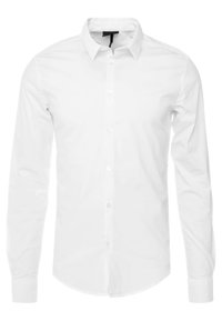 Bílá košile s dlouhými rukávy z bavlněné tkaniny, která má špičatý límeček, přední kapsu a jemné prošívání podél švů.