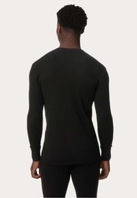 Sort langærmet ribstrikket sweater med tætsiddende design, rund halsudskæring og manchetter. Blød tekstur; ingen synlige logoer eller mønstre.