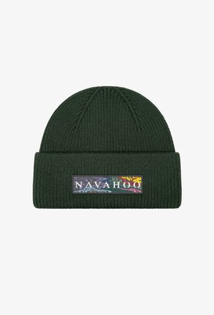 Groene geribbelde gebreide beanie met een omgevouwen rand en een kleurrijke merkpatch met abstracte patronen en tekst.