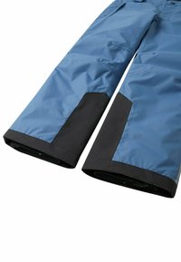 Wasserfeste Schneehosen aus hellblauem Material mit schwarzen Akzenten, gerades Bein-Design und verstärkten Säumen für Langlebigkeit.