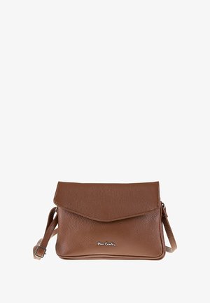 Braune Leder-Crossbody-Tasche mit strukturiertem Finish, Klappenverschluss, verstellbarem Tragegurt und Logo auf der Vorderseite.