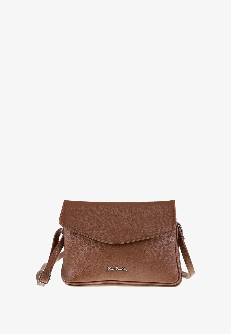 Borsa a tracolla in pelle marrone con finitura testurizzata, chiusura a patta, tracolla regolabile e logo sul davanti.