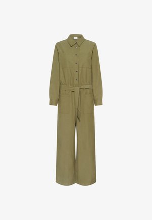 Combinaison olive verte à manches longues avec jambes larges, boutons sur le devant, poches poitrine et hanches, col et une ceinture en tissu assortie à la taille.