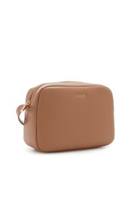 Bolso cosmético rectangular de piel sintética marrón con una cremallera dorada y un asa lateral. "LIUJO" grabado en la parte delantera. Textura suave.