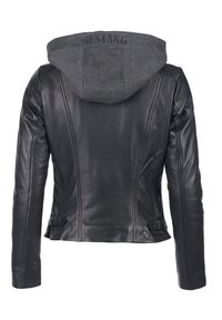 Zwarte leren jas met een grijze hoodie. Heeft een aansluitend design, een gladde textuur en riemaccenten bij de taille. Achteraanzicht getoond.