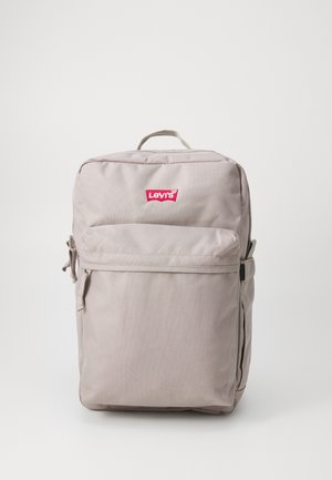 Lysegrå rygsæk med en glat tekstur, der har en forlynlås-lomme foran og et fremtrædende rødt Levi's-logo. Simpelt design, rektangulær form.