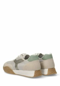 Zapatillas deportivas ligeras con una combinación de materiales beige y verde menta, que cuentan con una suela texturizada y un acento plateado brillante en el lateral.