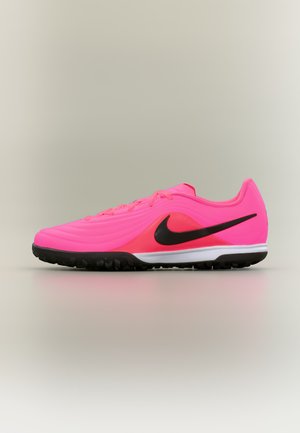 Chaussure de sport Nike rose vif avec logo Swoosh noir, midsole blanche et semelle noire texturée, présentée de profil sur fond neutre.