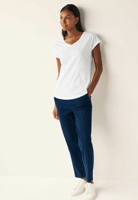 Next V-NECK - Osnovna majica kratkih rukava - white