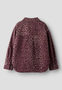 Tamsiai violetinės ir rudos leopardų rašto marškiniai su mygtukų apykakle, ilgomis rankovėmis ir išlenktu apatine dalimi su šoninėmis plyšiais.