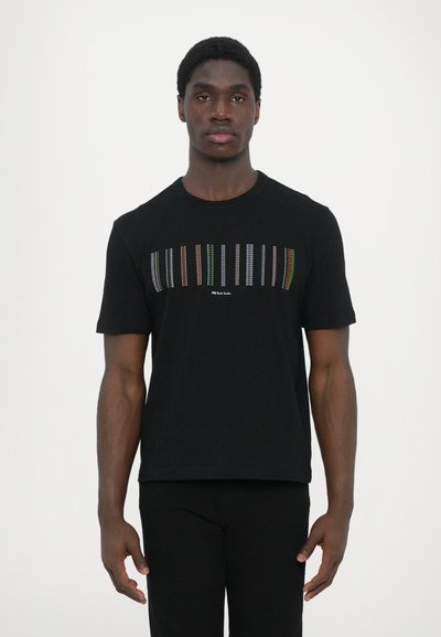 T-shirt noir à manches courtes avec une rangée horizontale de lignes verticales multicolores et un petit logo blanc au centre.