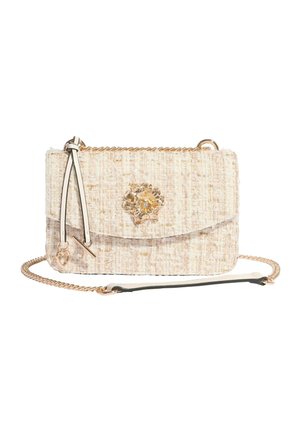 Kleine rechteckige beige Tweed-Handtasche mit goldfarbenem Blumenverschluss, goldfarbener Kette und weißen Lederakzenten mit Herzanhänger.