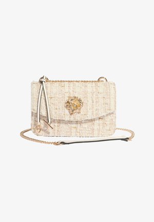 Kleine rechteckige beige Tweed-Handtasche mit goldfarbenem Blumenverschluss, goldfarbener Kette und weißen Lederakzenten mit Herzanhänger.