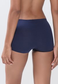 Navy modré bavlněné kalhotky typu boyshorts s hladkou texturou a nízkým pasem, vybavené bezešvým páskem pro pohodlí.