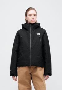 Černá nepromokavá bunda s kapucí, se zapínáním na zip vpředu, dvěma kapsami na zip a nastavitelnými manžetami. Logo na horní části levého hrudníku.