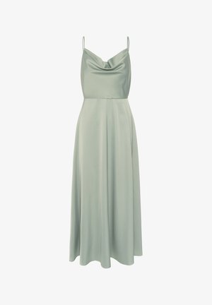 Vestido de satén verde claro con tirantes finos, escote tipo chal, cintura ajustada y falda larga fluida.