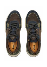 Tenisky s hnědým, námořnickým a olivovým svrškem; semišový a síťovinový materiál; gumová podrážka; obsahují tkaničky a značkovou stélku.