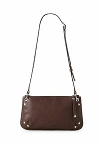 Borsa a tracolla in pelle marrone con chiusura a zip, superficie testurizzata, finiture in metallo argentato e una lunga tracolla regolabile.