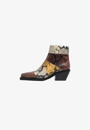 Stivaletti con design a patchwork in stampa serpente marrone, crema, nero e giallo. Punta quadrata, superficie strutturata e tacco basso.
